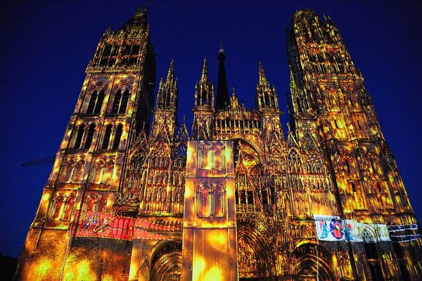 Rouen France July Rouen Fransa Temmuz 2014, Rouen Katedrali 'nin ön cephesinde bir projeksiyonla lazer gösterisi