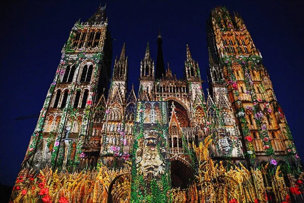 Rouen France July Rouen Fransa Temmuz 2014, Rouen Katedrali 'nin ön cephesinde bir projeksiyonla lazer gösterisi