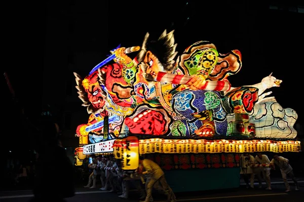 青森県ねぶた2013年8月青森県では毎年夏に 青森ねぶた祭り を開催しています 巨大な提灯で神々や物語を祝う祭りです — ストック写真