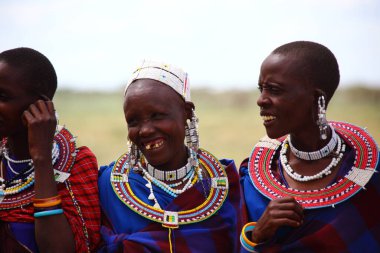 Masai Mara, Kenya Ocak 2014. Geleneksel mücevherler içindeki Masai kadınları. 