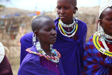 Masai Mara, Kenya Ocak 2014. Geleneksel mücevherler içindeki Masai kadınları. 