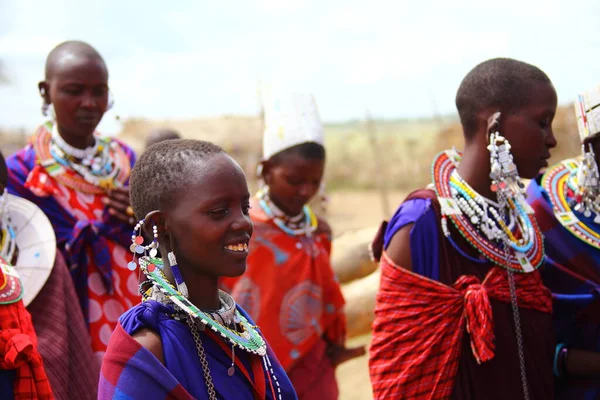 Maasai Mara Kenya January 2014 传统珠宝中的马赛妇女 — 图库照片