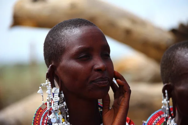 Masai Mara, Kenya Ocak 2014. Geleneksel mücevherler içindeki Masai kadınları. 