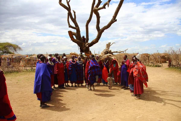 Maasai National Village Traditional Dances Costumes — Stock Photo, Image