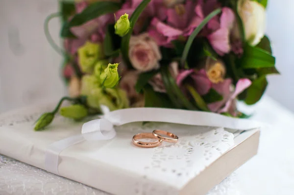 Ramo de la novia y anillos de boda — Foto de Stock