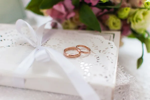 The bride's bouquet and wedding rings — Stock Photo, Image