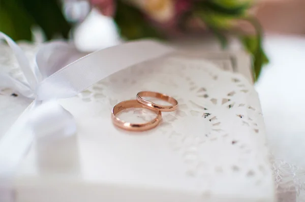 Ramo de la novia y anillos de boda —  Fotos de Stock