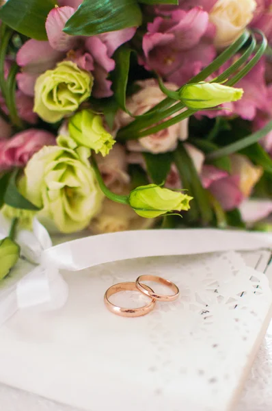 Ramo de la novia y anillos de boda — Foto de Stock