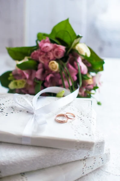 Ramo de la novia y anillos de boda — Foto de Stock