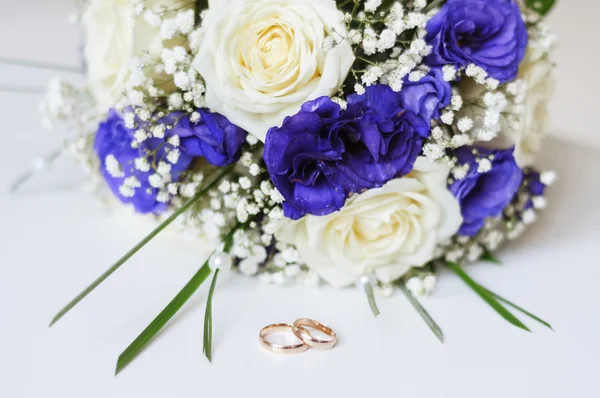 Buquê da noiva e alianças de casamento — Fotografia de Stock