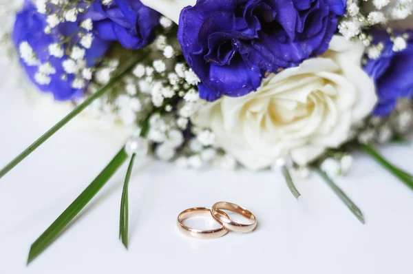 Ramo de la novia y anillos de boda — Foto de Stock