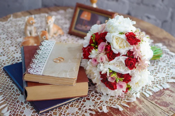 Buquê da noiva e alianças de casamento — Fotografia de Stock