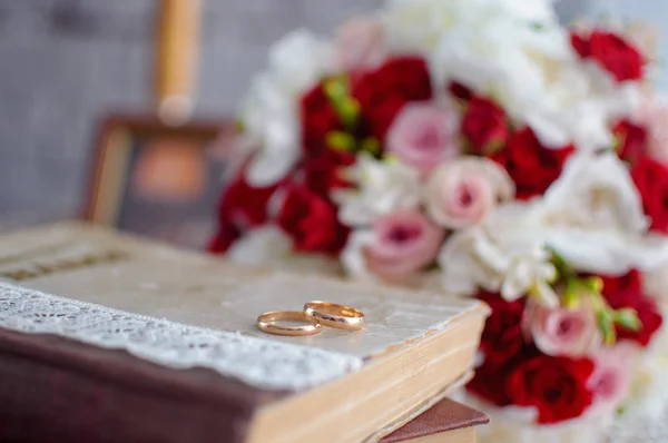 Ramo de la novia y anillos de boda — Foto de Stock