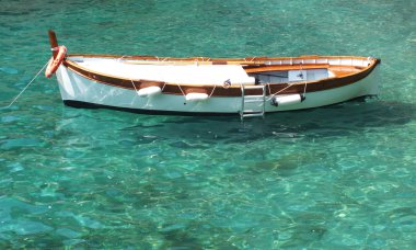 Küçük yalnız tekne