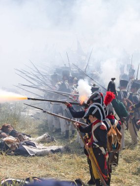 Napolyon 'un Waterloo savaşının canlandırması: Avrupa' nın hikayesini anlatan bir alanda duman, tüfek ve cesaret.