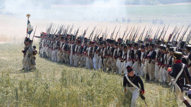Napolyon İmparatorluk piyadesi Waterloo 'nun son savaşına doğru ilerliyor.
