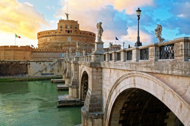 Roma'da Tiber Nehri üzerinde Sant'Angelo Köprüsü
