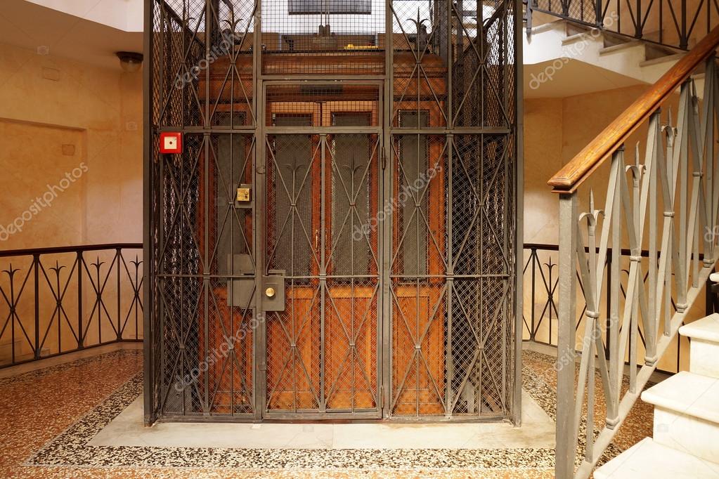 Pics elevator Old Wooden Elevator — Stock Photo © SIAATH 122261276