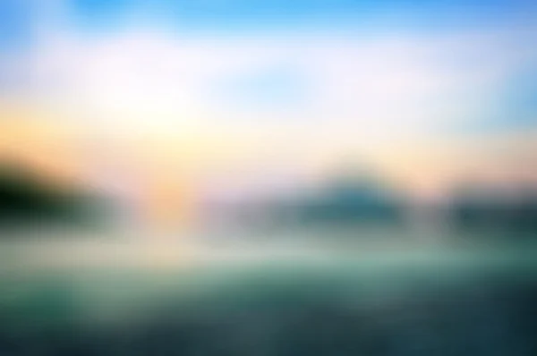 Arka plan bulanık bir deniz günbatımı