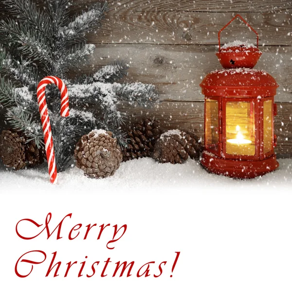 Karlı Noel gecesi parlayan kırmızı fener