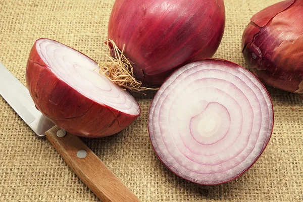 Bütün ve dilimlenmiş kırmızı soğan