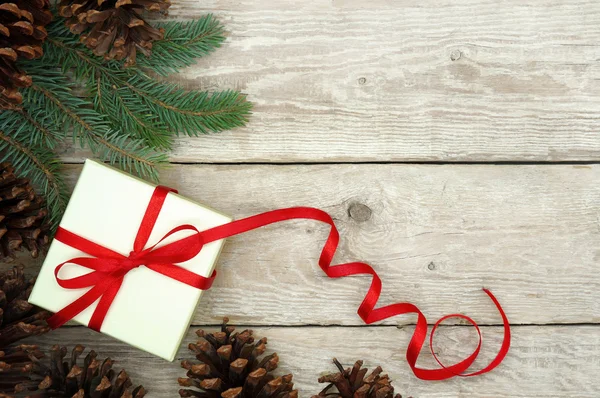 Noel hediyesi kırmızı kurdele ile sarılmış