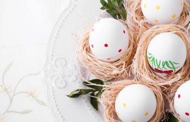 Paskalya yumurtası dekorasyon bir plaka üzerinde