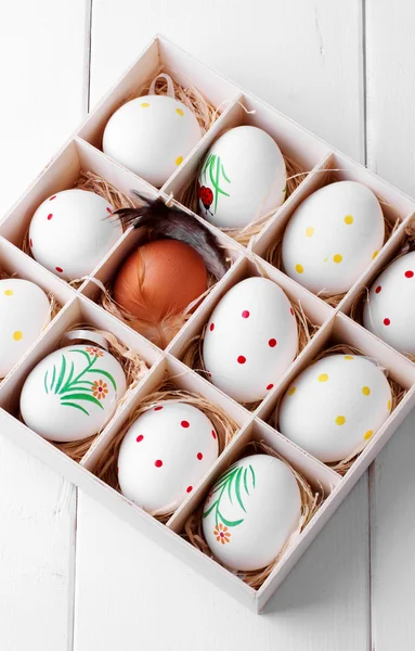 Пасхальные яйца в коробке — стоковое фото