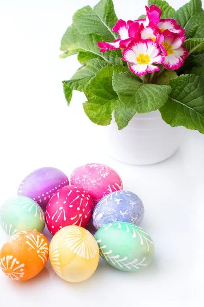 Яйца и весенние цветы — стоковое фото