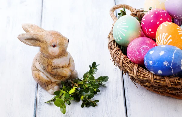 Пасхальные яйца в корзине с кроликом — стоковое фото