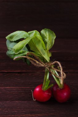 Turp karanlık bir arka plan üzerinde