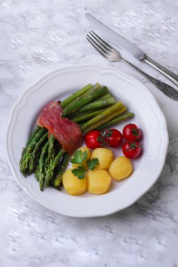 Tabakta yeşil kuşkonmaz