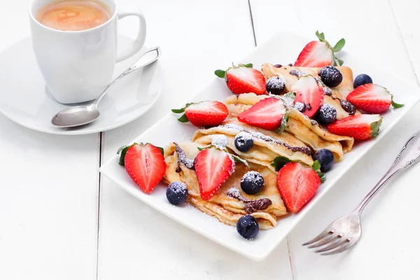 Pancakes with strawberries , blueberries and coffee — Stock Photo, Image
