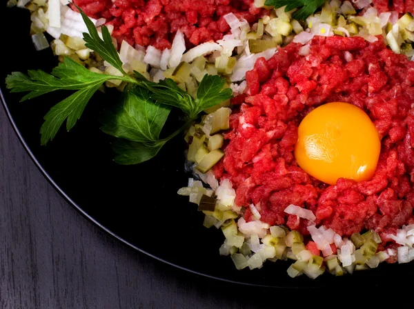 Beef tartare with pickled cucumber and fresh onion — Stock Photo, Image