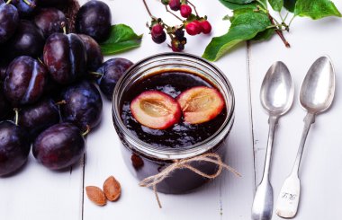 Cam kavanozda erik reçeli.