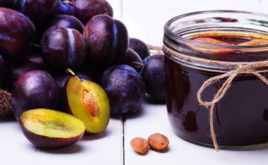 Cam kavanozda erik reçeli.