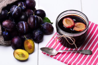 Cam kavanozda erik reçeli.