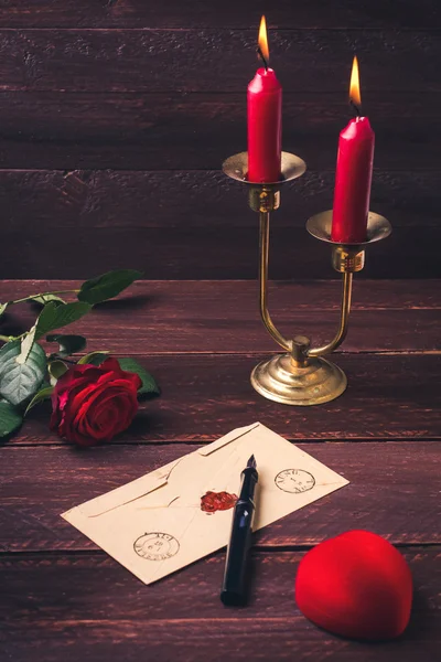 Red rose on old love letter concept on wood table Royalty Free Stock Obrázky