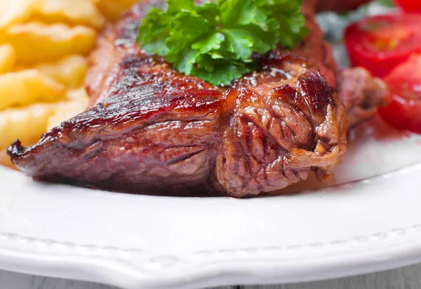 Filete a la parrilla, papas fritas y verduras —  Fotos de Stock