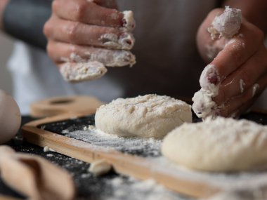 Rus usulü kahvaltı şurubu ya da ahşap masadaki süzme peynirli krep malzemelerinden yapılmış. Peynirli krep yapma süreci