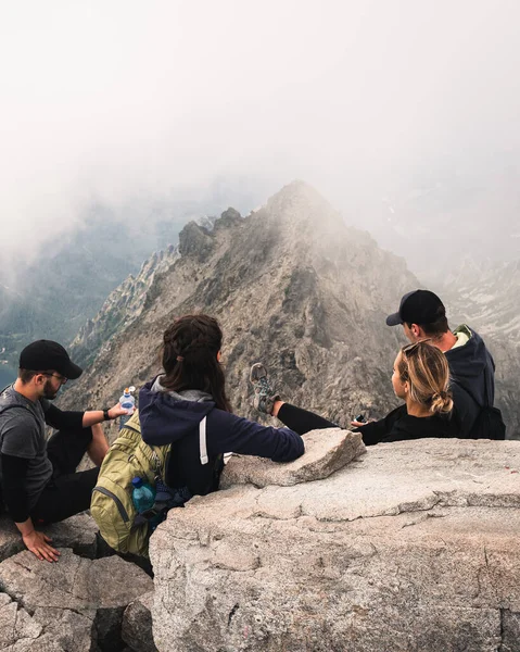 Bir grup turist Polonya 'nın en yüksek noktasına tırmandıktan sonra dinleniyor. Rysy Dağı 2499 metre