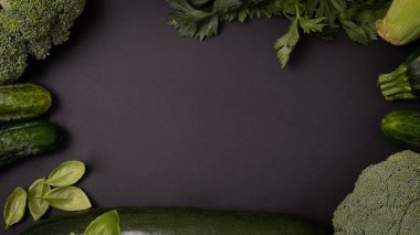 Ahşap arka plan (bezelye, maydanoz, fesleğen, salatalık, dereotu, soğan, salata üzerinde yeşil sebzeler)