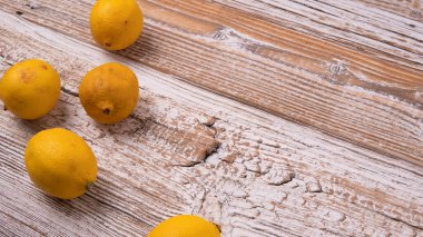 Taze yarım kesilmiş ve bütün limon rustik panoları.