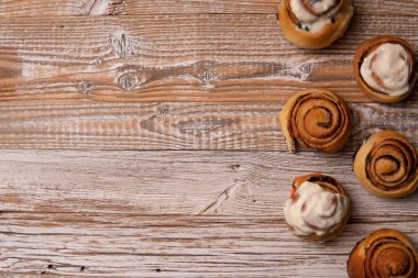 Tarçın badem ile masaya alır. Yatay Üstten Görünüm