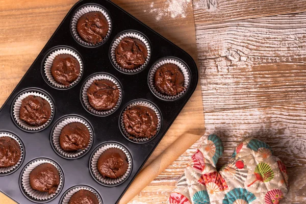 Stoer Voor Zelfgemaakte Chocolademuffins Een Ovenschaal Recept Voor Zoete Cupcakes — Stockfoto