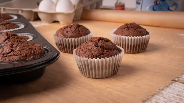 Magdalenas Chocolate Con Tapa Crujiente Sobre Fondo Tabla Madera Estilo — Foto de Stock