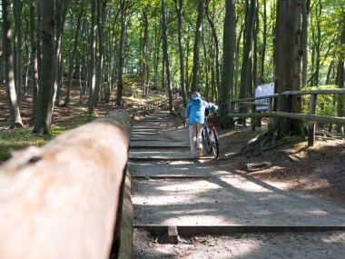 Üst düzey erkek ve kadın dışarıda bisiklet egzersizi yapıyor. aktif ve sağlıklı yaşlı kadınlar