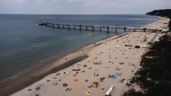 Sopot resort Polonya. Spa, eski deniz feneri, ahşap iskele (molo) ile Yat Limanı, yat, plaj, altyapı, park, gezinti ve yürüyüş insanlar tatil. Havadan görünümü.