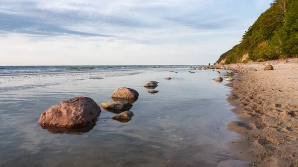 Güzel deniz manzarası. Vahşi kayalık kumlu seashell beach. Küçük bir rahat koy.
