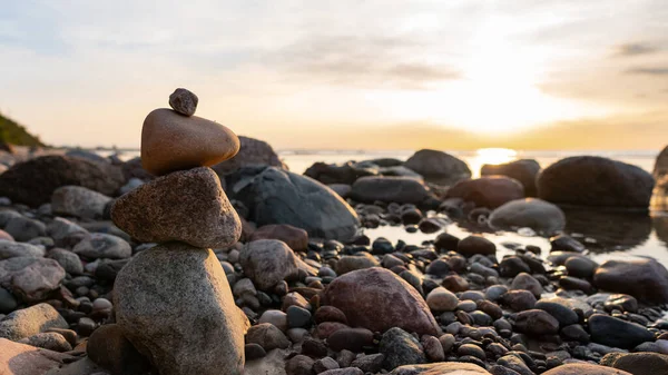 Zen meditasyon arka planı. Dengeli taşlar deniz sahiline yığılır. hormonlar ve denge. Kendini bulmak.